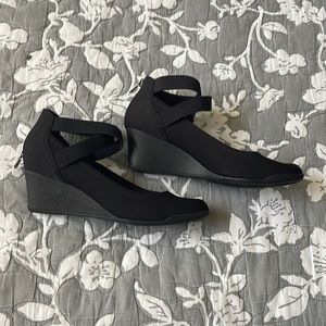 Comfy black wedges
